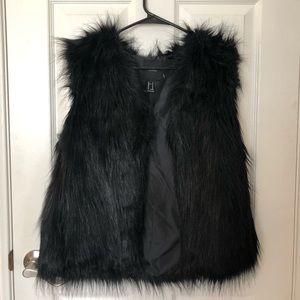 F21 BLACK FUR VEST (size M)
